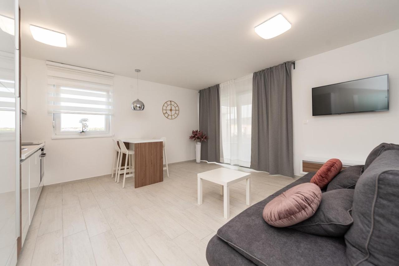 Apartments & Rooms Pool Villas Maris B Novalja Exterior foto